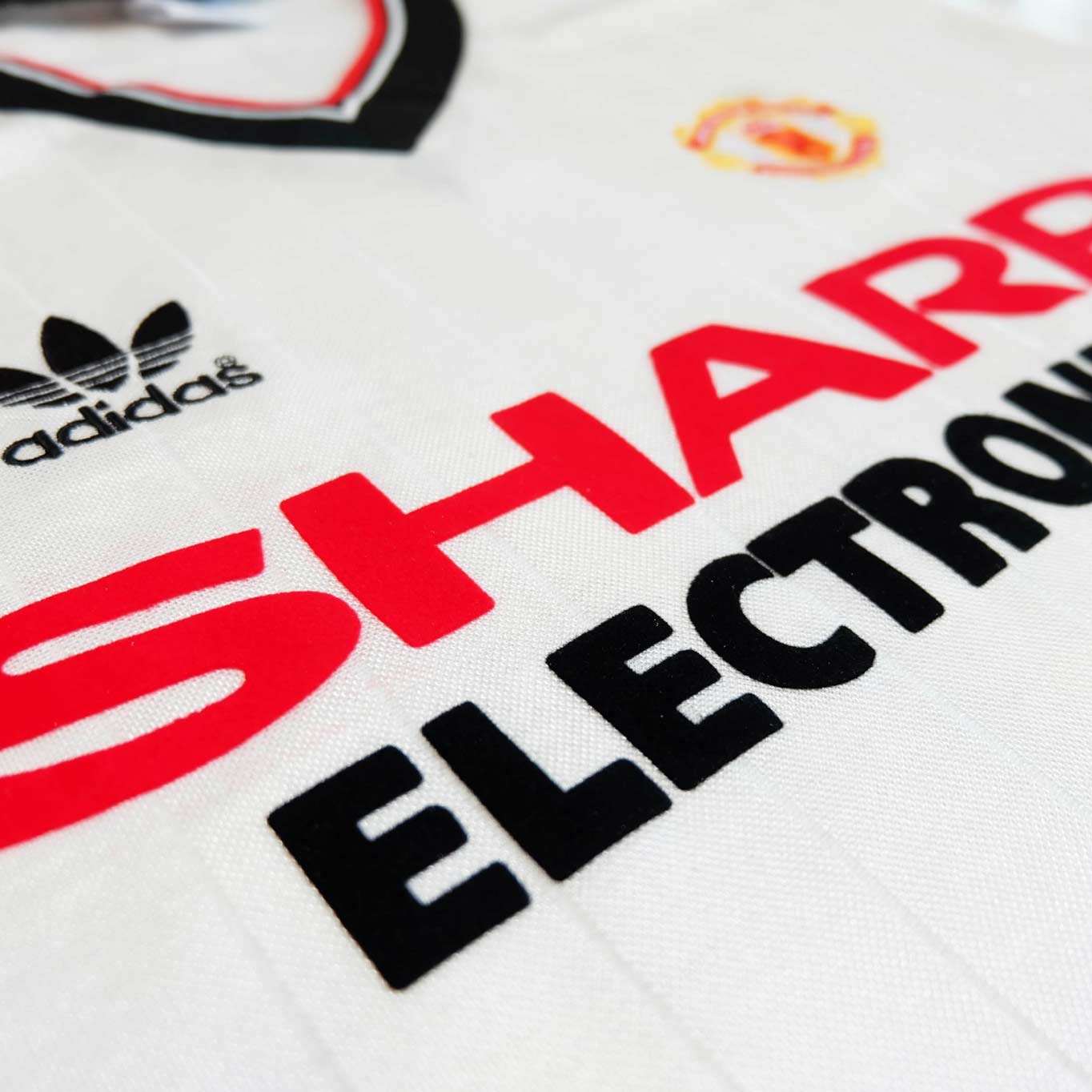 MAILLOT RETRO MANCHESTER UNITED EXTERIEUR MANCHES LONGUES SAISON 1983-1984